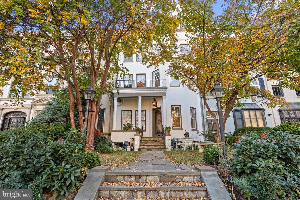 Exterior, Facade, Rowhouse