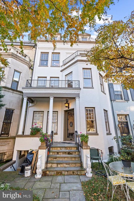 Exterior, Facade, Brownstone