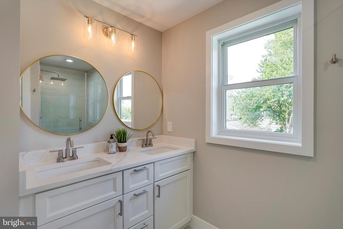 Bathroom, Dual Sink Vanities, Interior