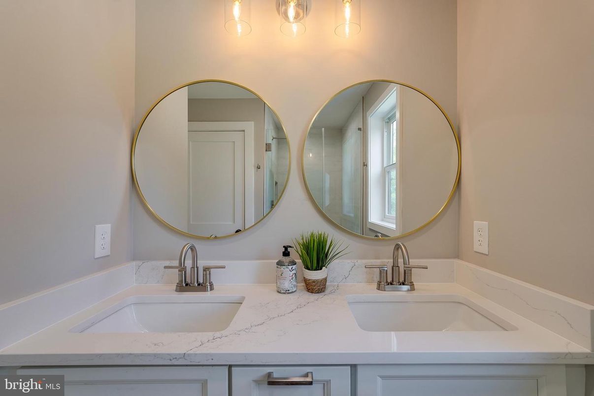 Bathroom, Dual Sink Vanities, Interior