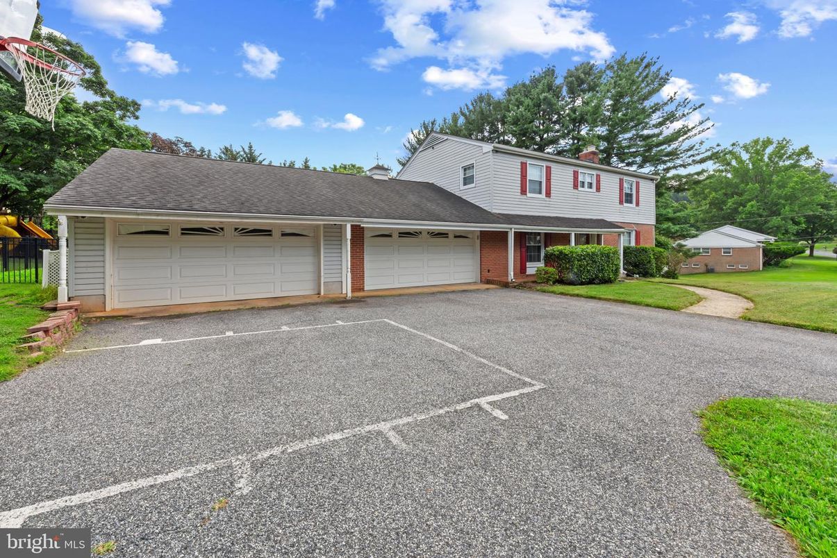 Attached, Exterior, Facade, Brick Facade, Cape Cod