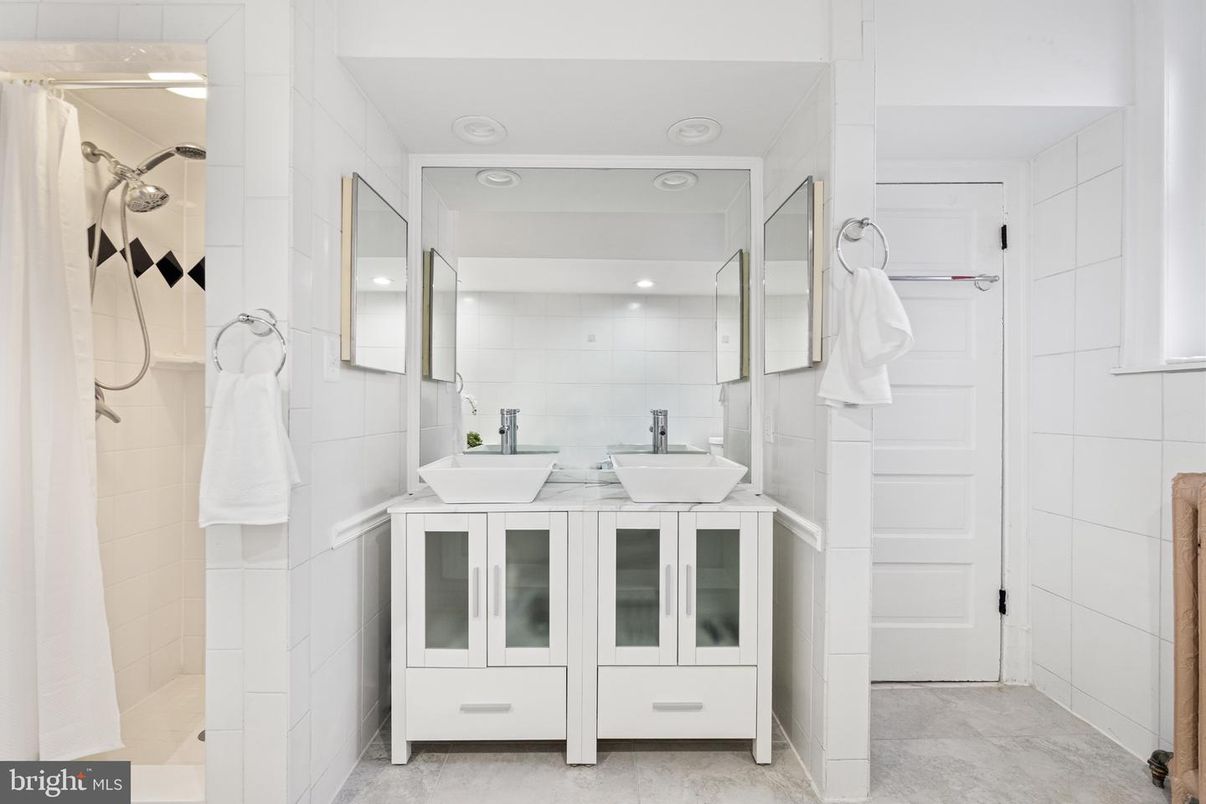 Bathroom, Dual Sink Vanities, Interior, Recessed Lighting