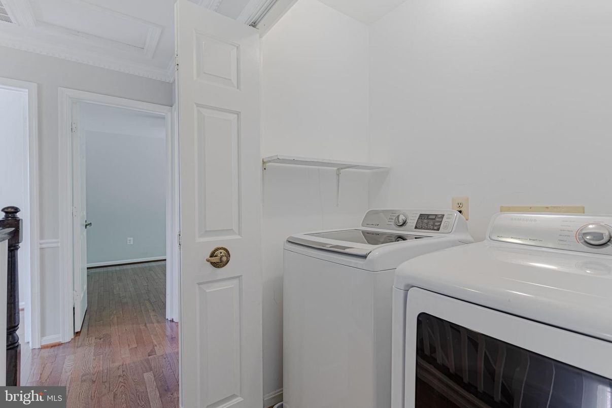 Interior, Utility Closets, Washer, Wood Texture Flooring