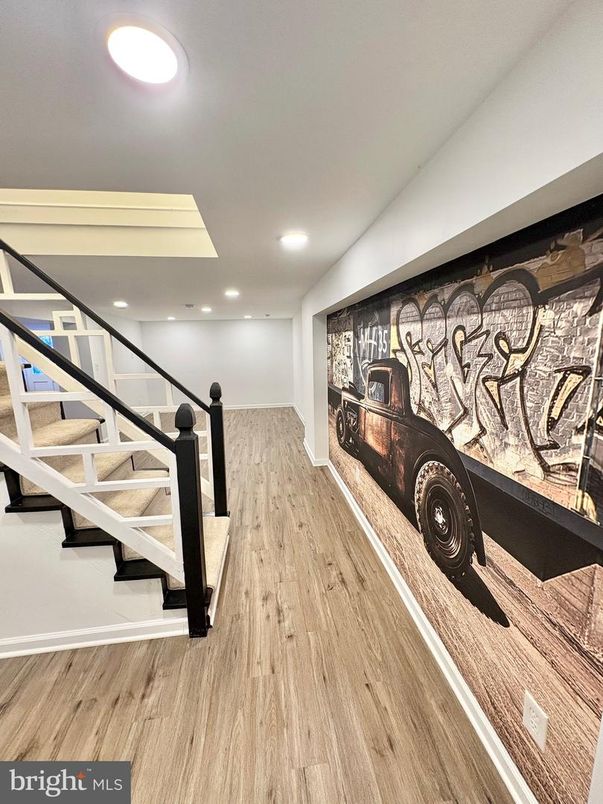 Interior, Recessed Lighting, Wood Texture Flooring