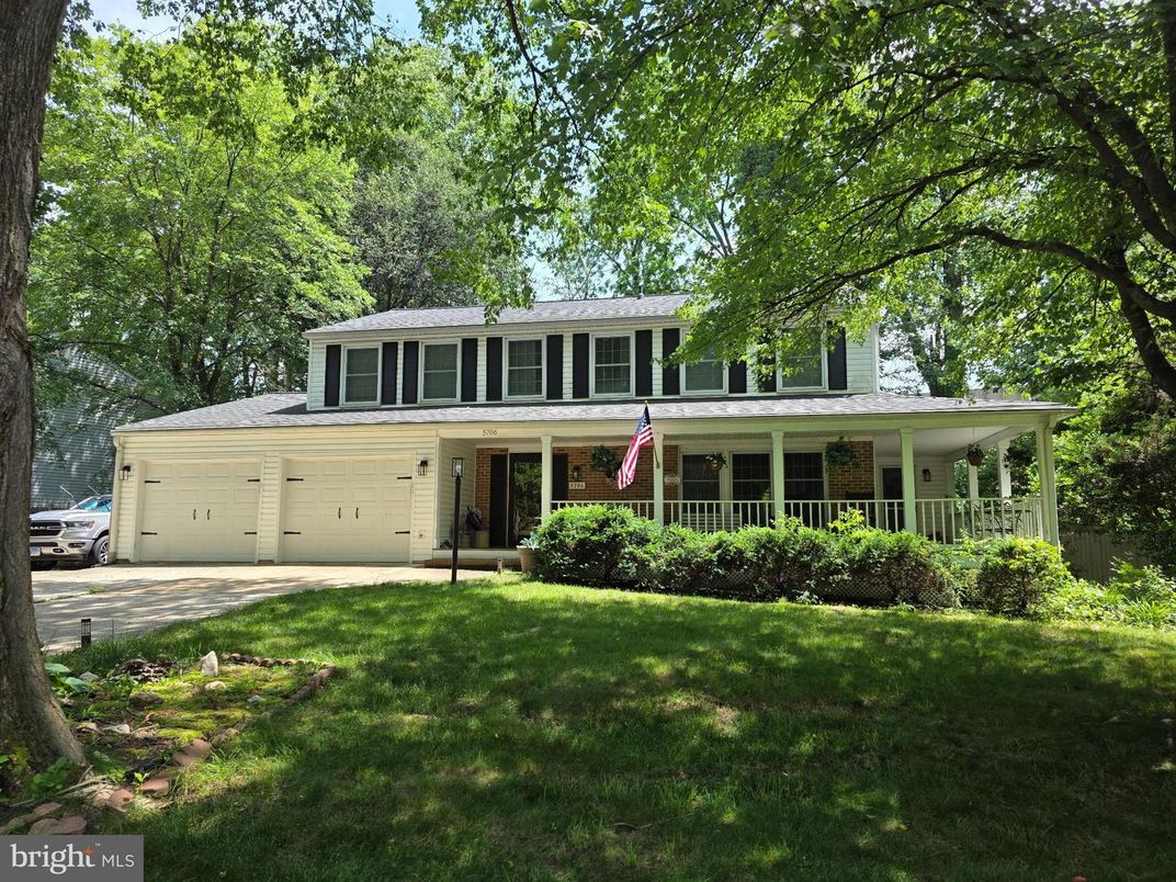 Attached, Exterior, Facade, Split Level