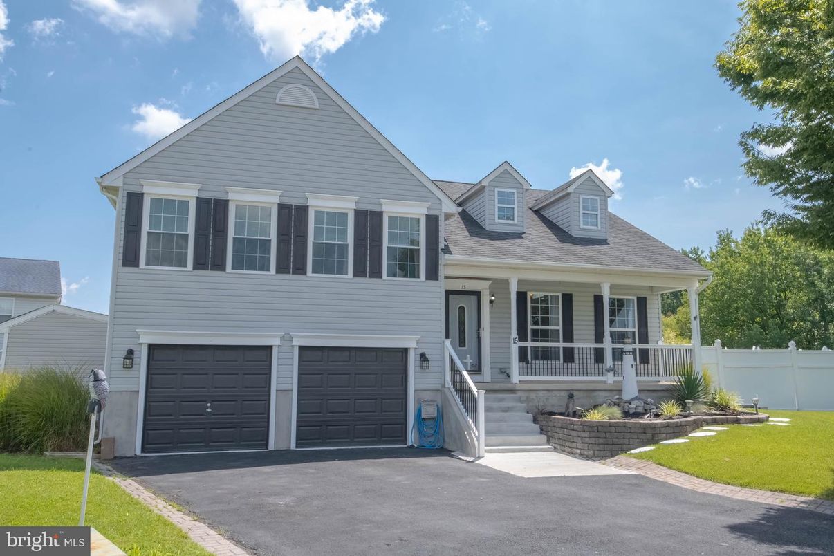 Attached, Exterior, Facade, Farmhouse