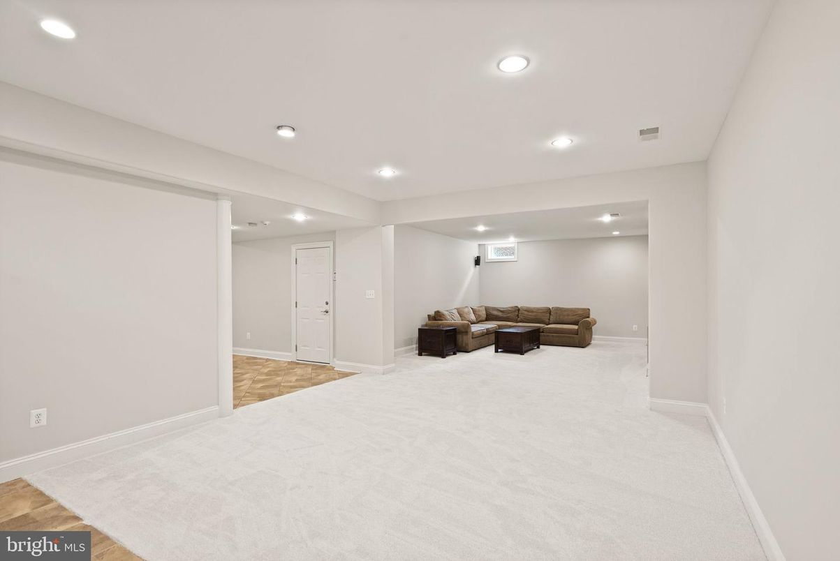 Empty room, Interior, Recessed Lighting