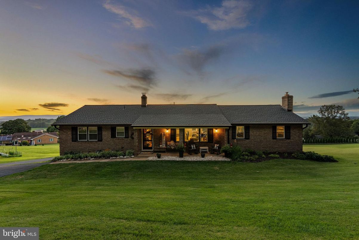 Backyard, Exterior, Facade, Brick Facade, Cape Cod