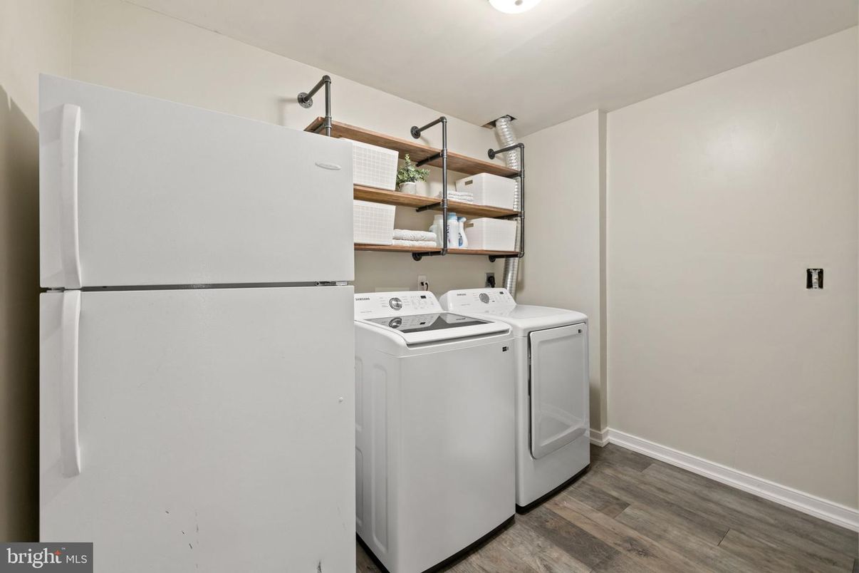 Interior, Washer, Wood Texture Flooring