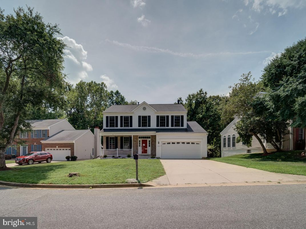 Attached, Exterior, Facade, Farmhouse