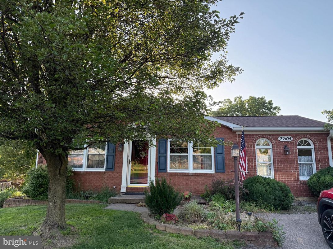 Exterior, Facade, Brick Facade, Cape Cod