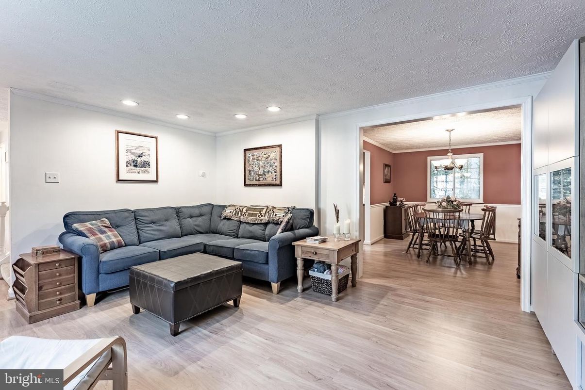 Chandelier, Dining room, Interior, Living room, Pendant Lights, Recessed Lighting, Wood Texture Flooring