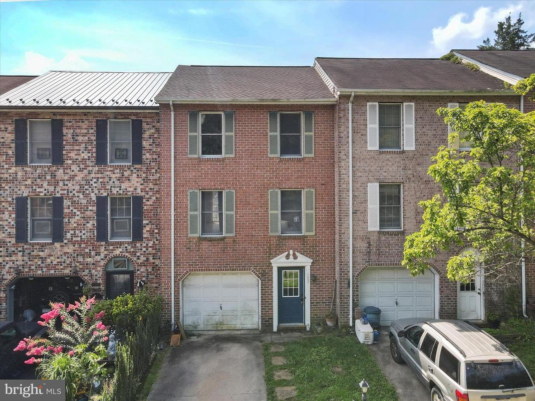 Attached, Exterior, Facade, Brick Facade, Georgian