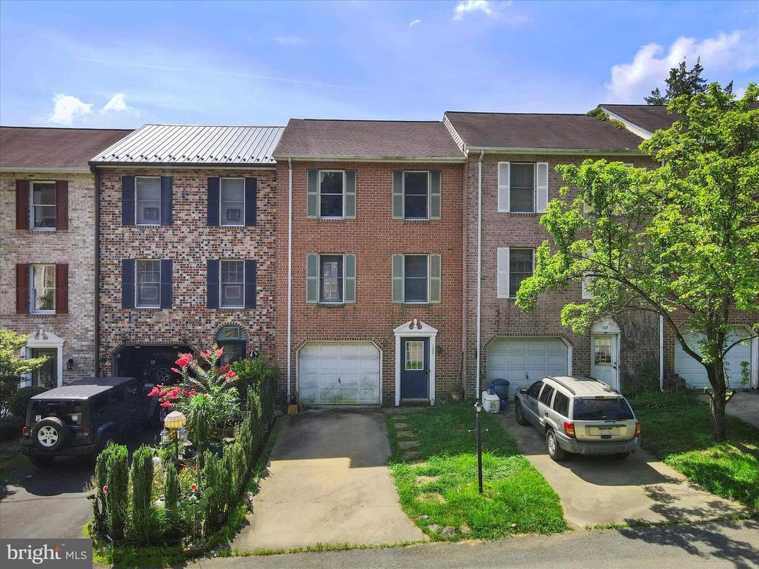 Attached, Exterior, Facade, Brick Facade, Georgian