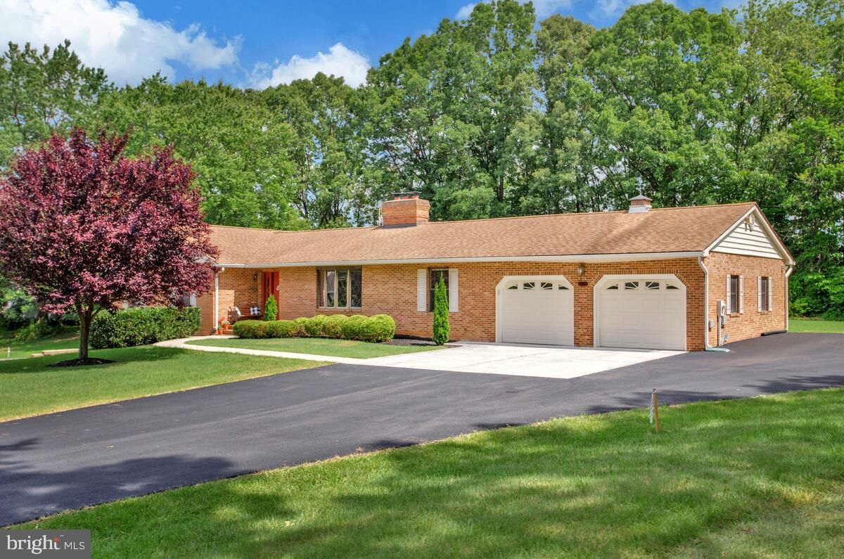 Attached, Exterior, Facade, Brick Facade, Ranch