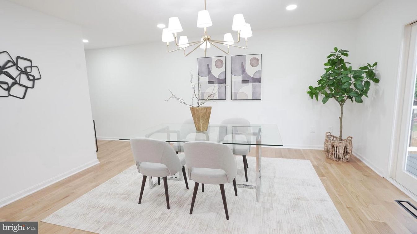 Chandelier, Dining room, Interior, Recessed Lighting, Wood Texture Flooring
