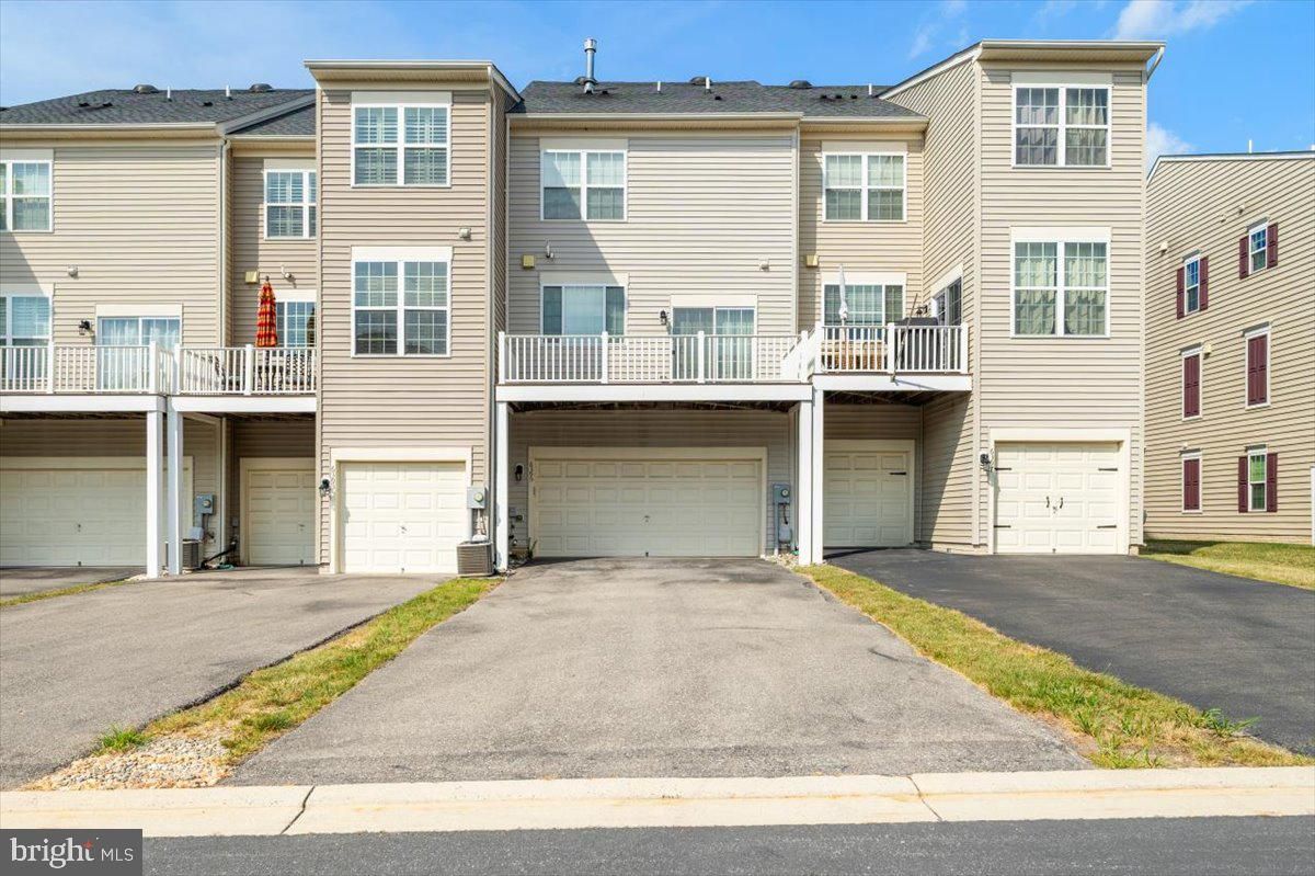 Attached, Exterior, Facade, Rowhouse