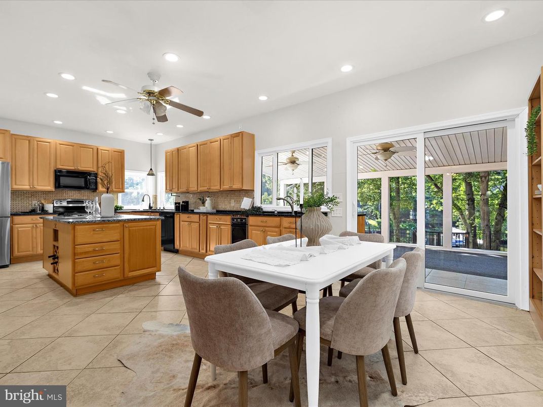 Dining room, Interior, Kitchen, Recessed Lighting