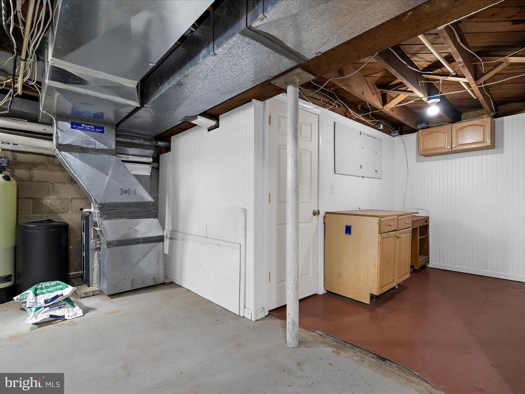 Interior, Washer, Wooden Beams