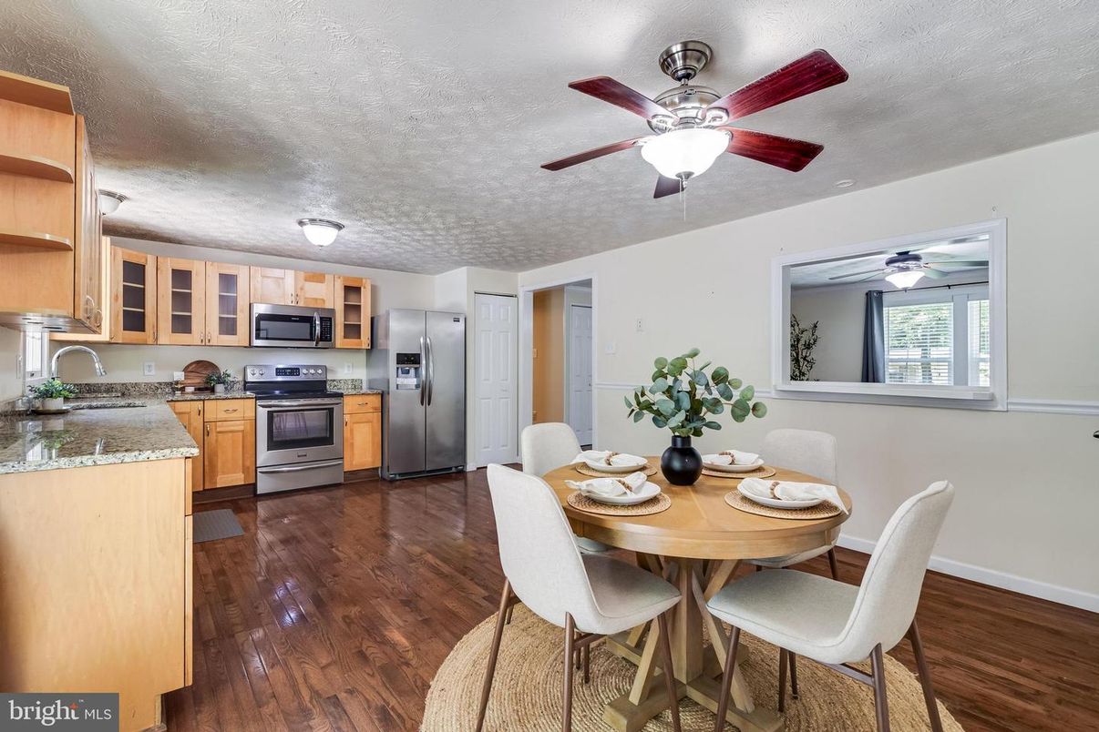 Dining room, Interior, Kitchen, Stainless Steel Appliances, Wood Texture Flooring