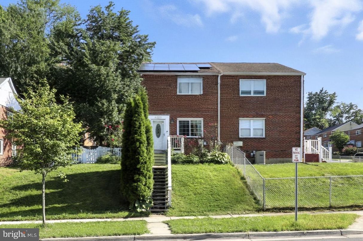Exterior, Facade, Brick Facade, Solar Panels, Georgian