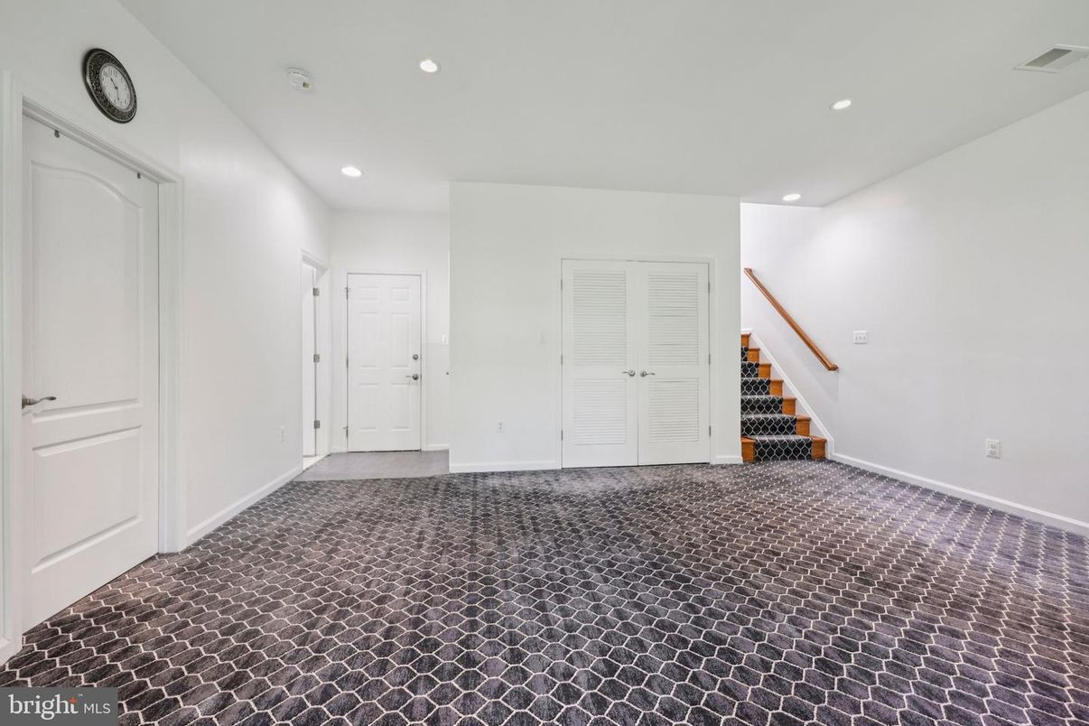 Empty room, Interior, Recessed Lighting