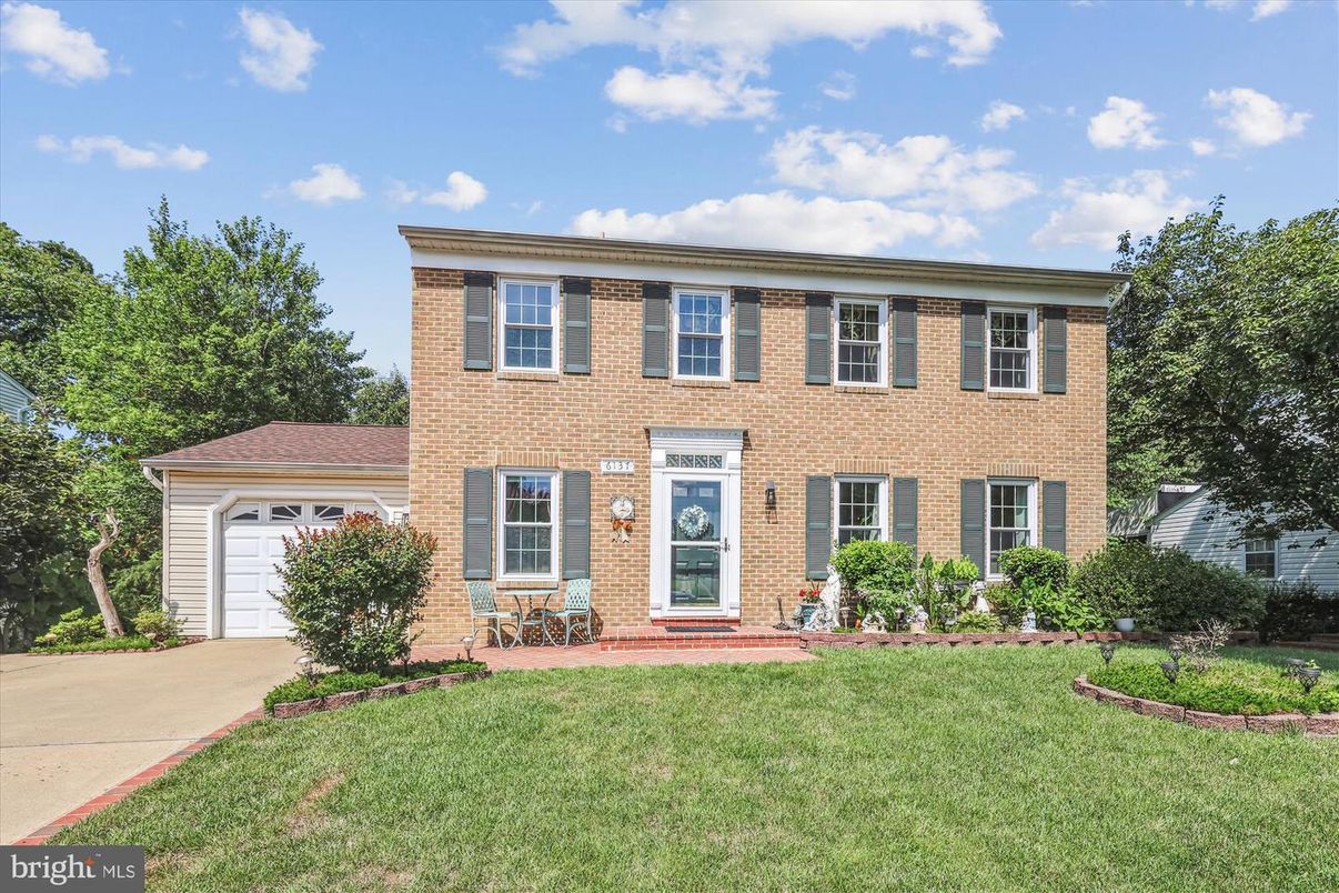 Attached, Exterior, Facade, Brick Facade, Georgian
