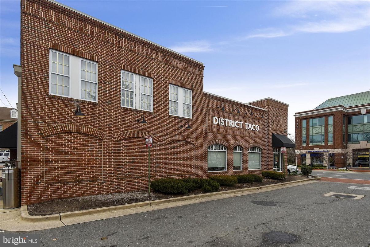Exterior, Facade, Brick Facade, Chicago School