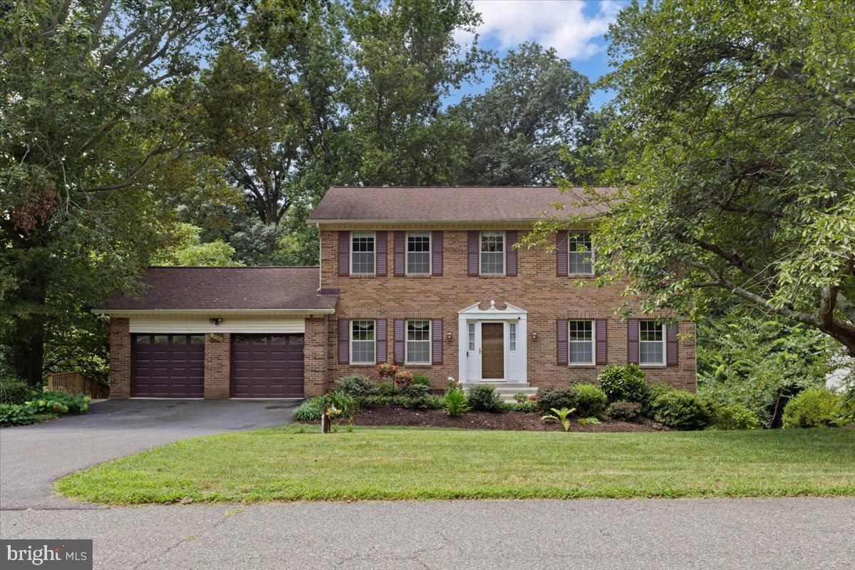 Attached, Exterior, Facade, Brick Facade, Georgian