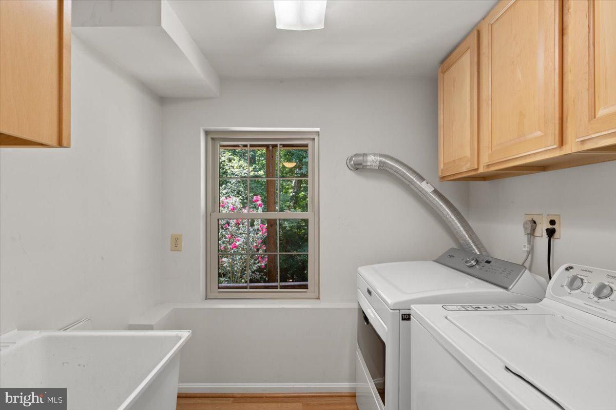 Interior, Washer, Wood Texture Flooring