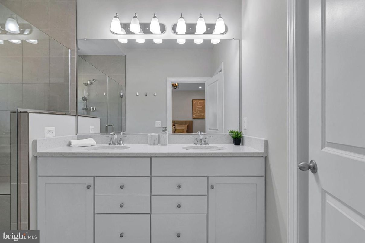 Bathroom, Dual Sink Vanities, Interior