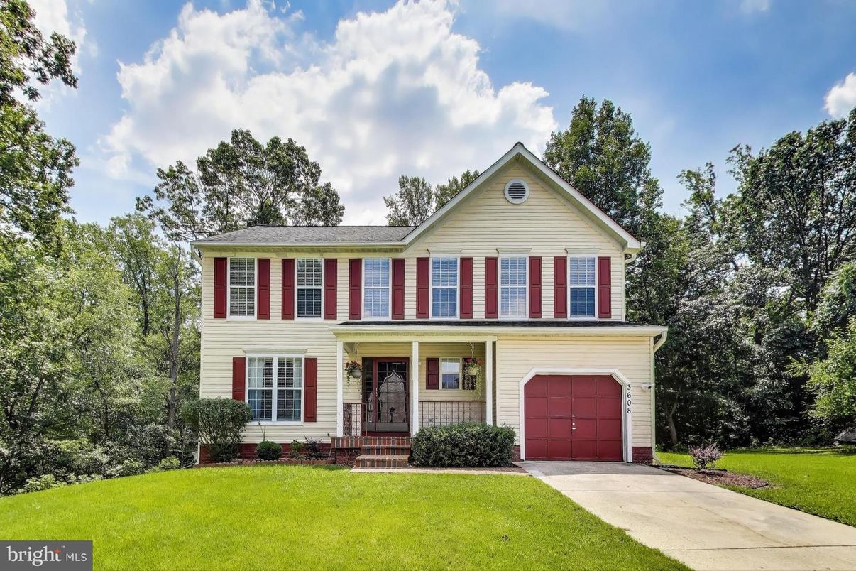 Attached, Exterior, Facade, Farmhouse