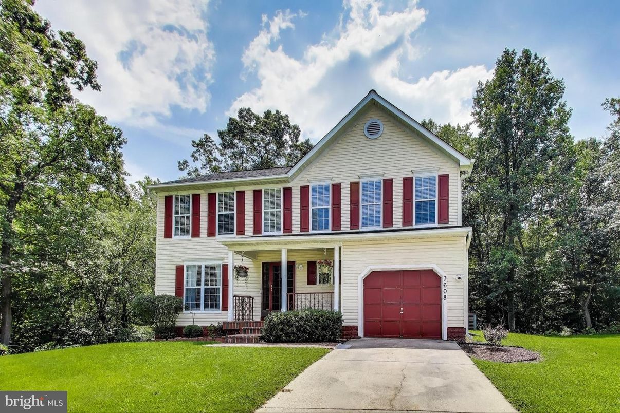 Attached, Exterior, Facade, Farmhouse
