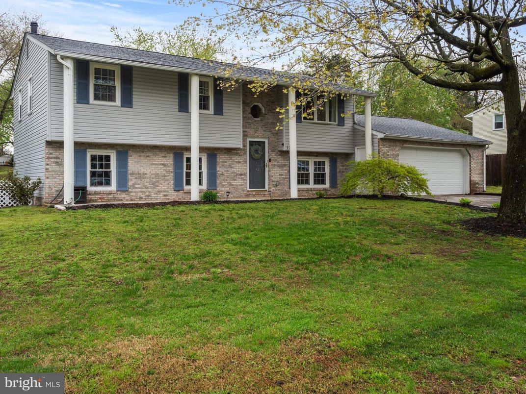 Attached, Exterior, Facade, Brick Facade, Raised Ranch