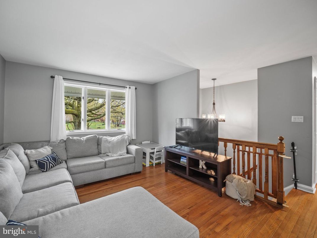 Interior, Living room, Pendant Lights, Wood Texture Flooring