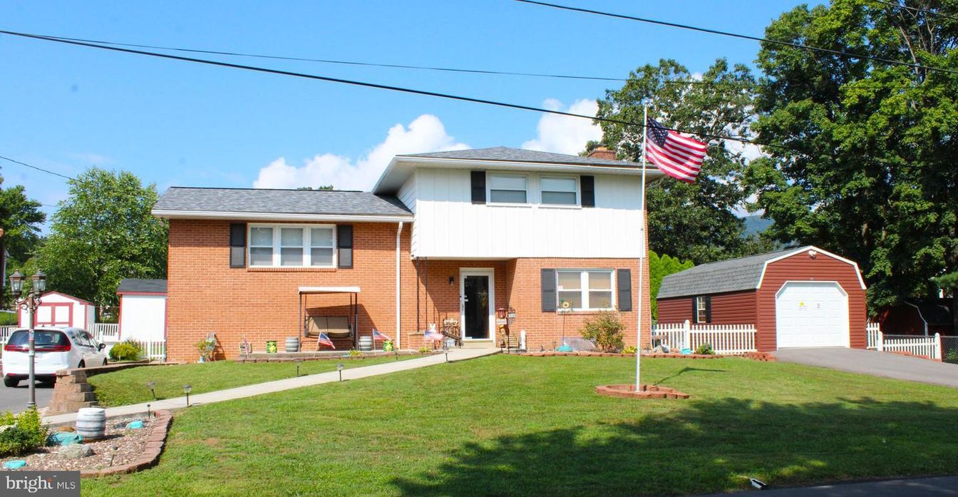 Backyard, Detached Garage, Exterior, Facade, Brick Facade, Split Level