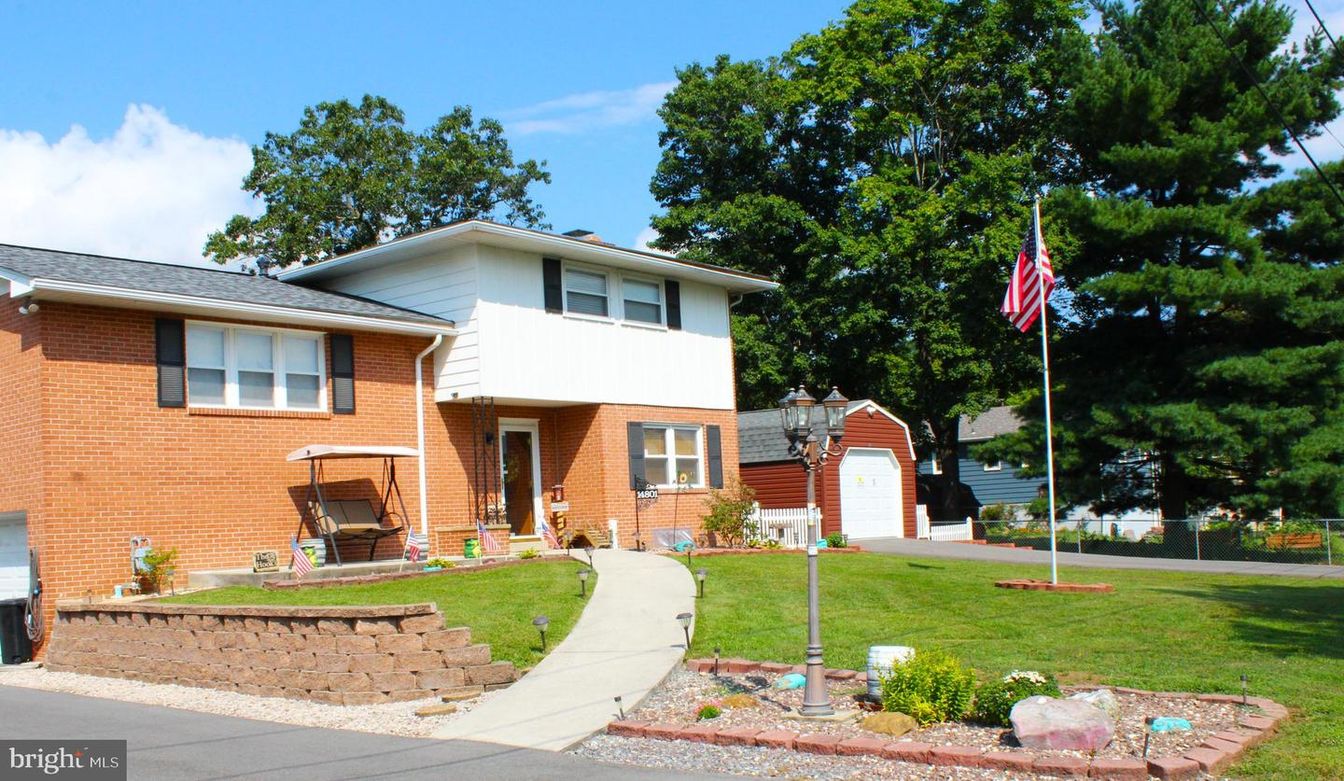 Exterior, Facade, Brick Facade, Split Level