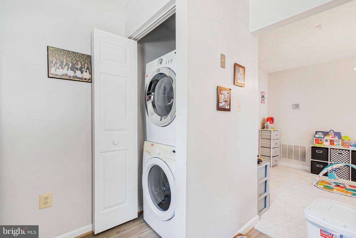 Interior, Utility Closets, Washer, Wood Texture Flooring