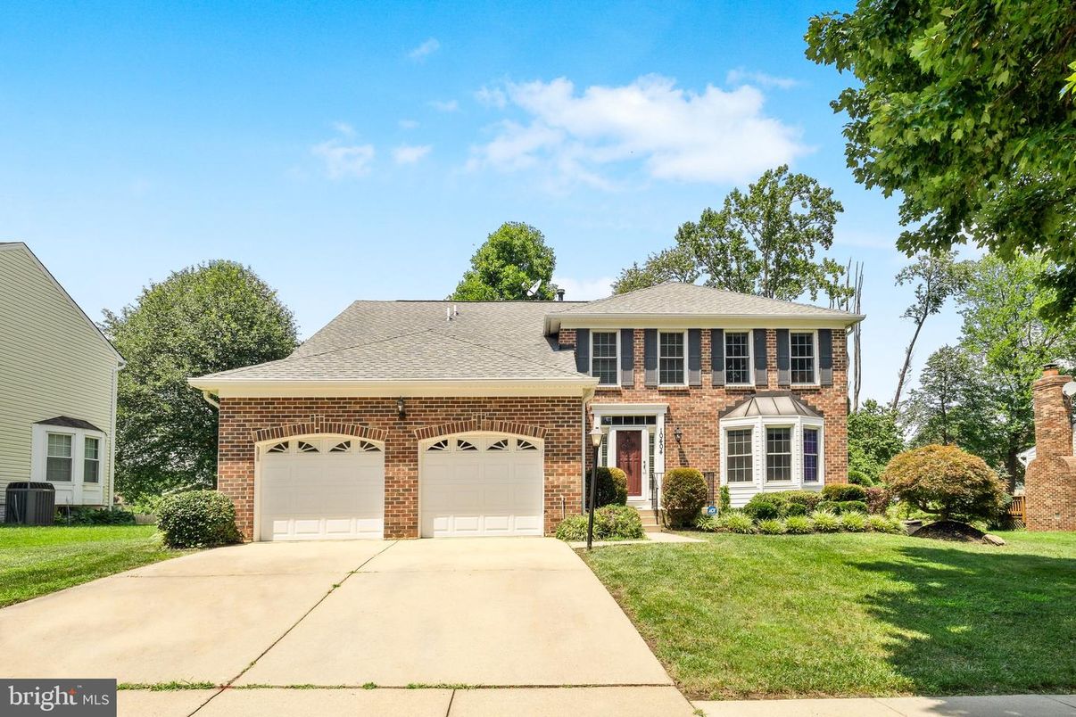 Attached, Exterior, Facade, Brick Facade, Georgian
