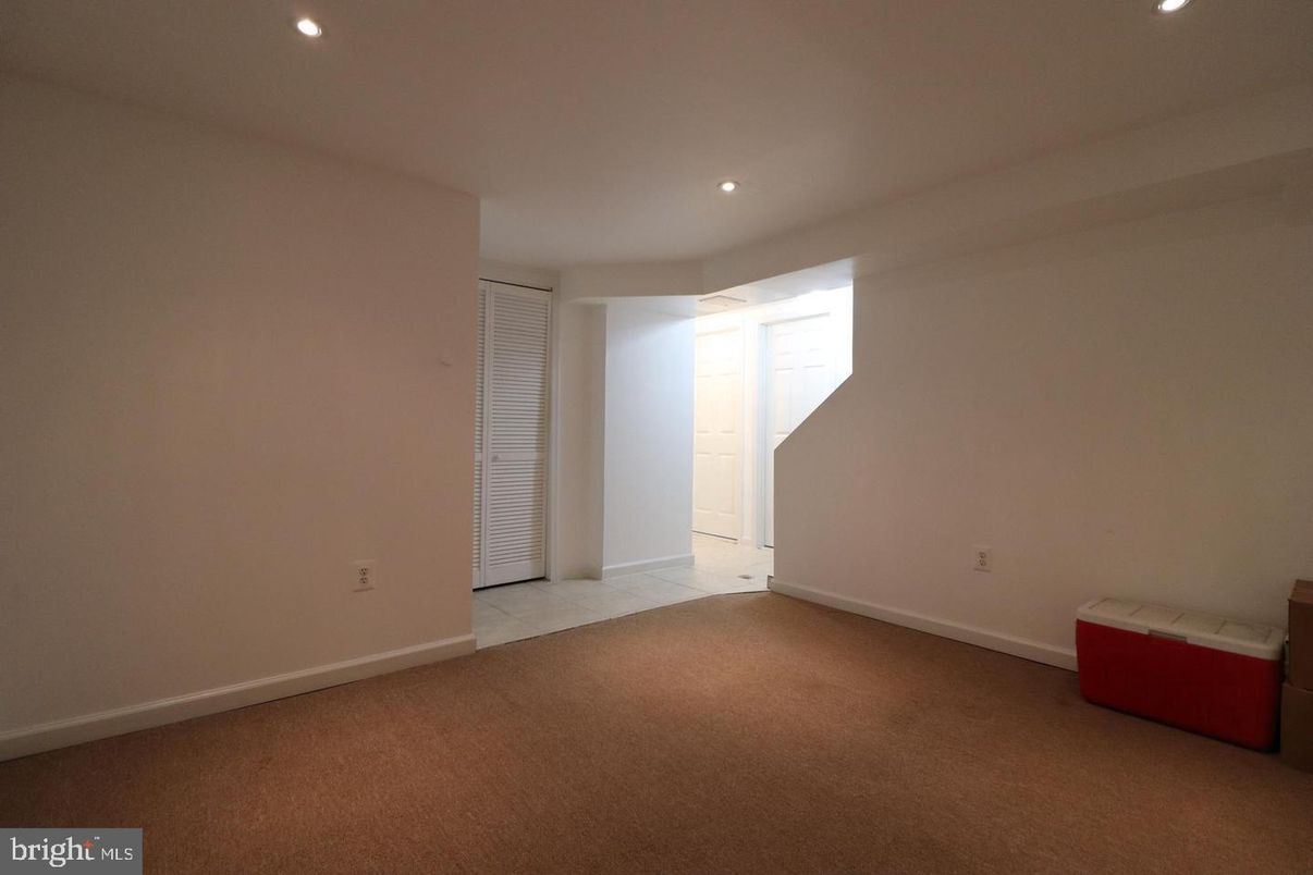 Empty room, Interior, Recessed Lighting