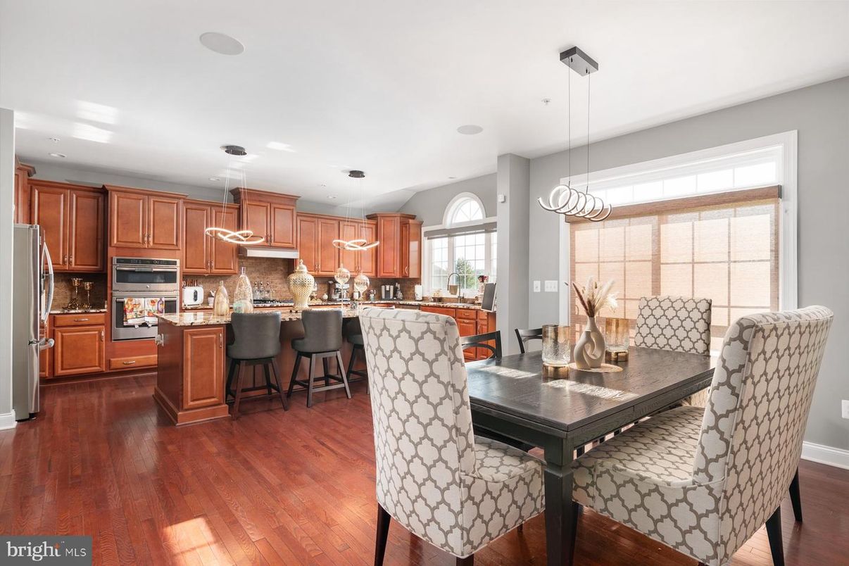 Dining room, Interior, Kitchen, Pendant Lights, Recessed Lighting, Wood Texture Flooring