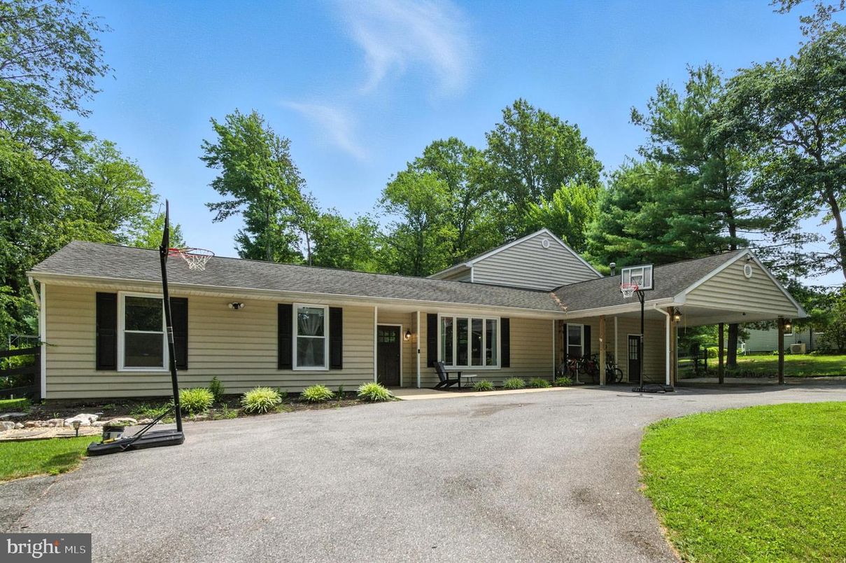 Backyard, Exterior, Facade, Ranch