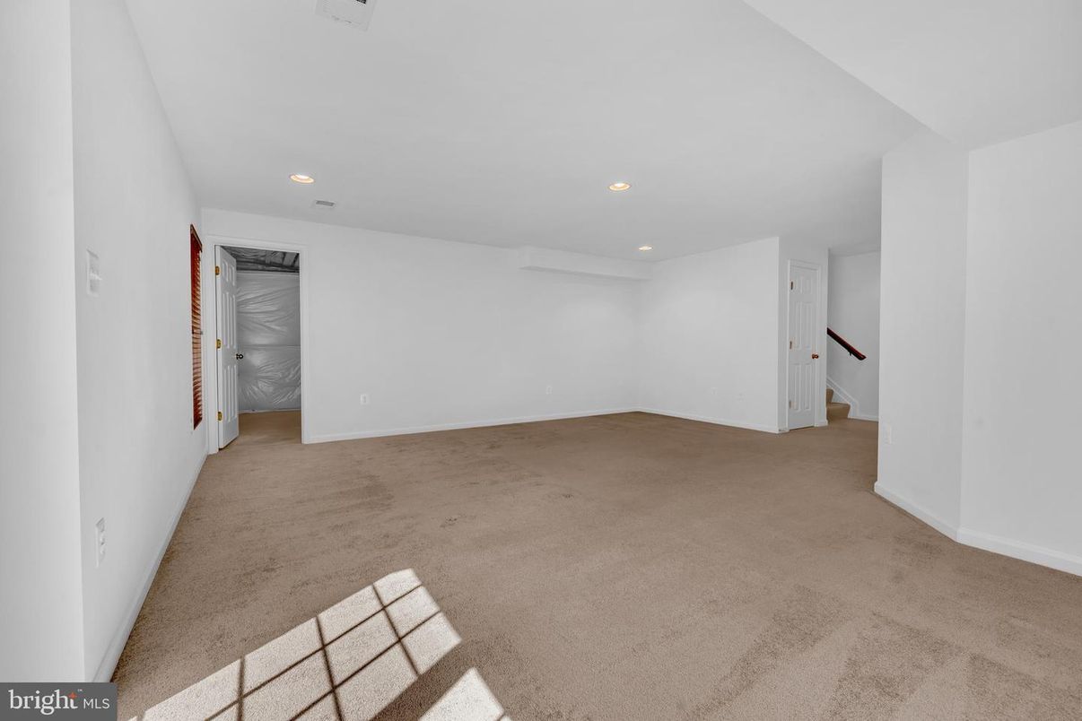 Empty room, Interior, Recessed Lighting