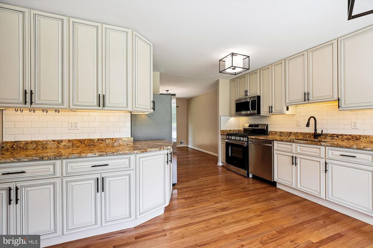 Interior, Kitchen, Stainless Steel Appliances, Wood Texture Flooring