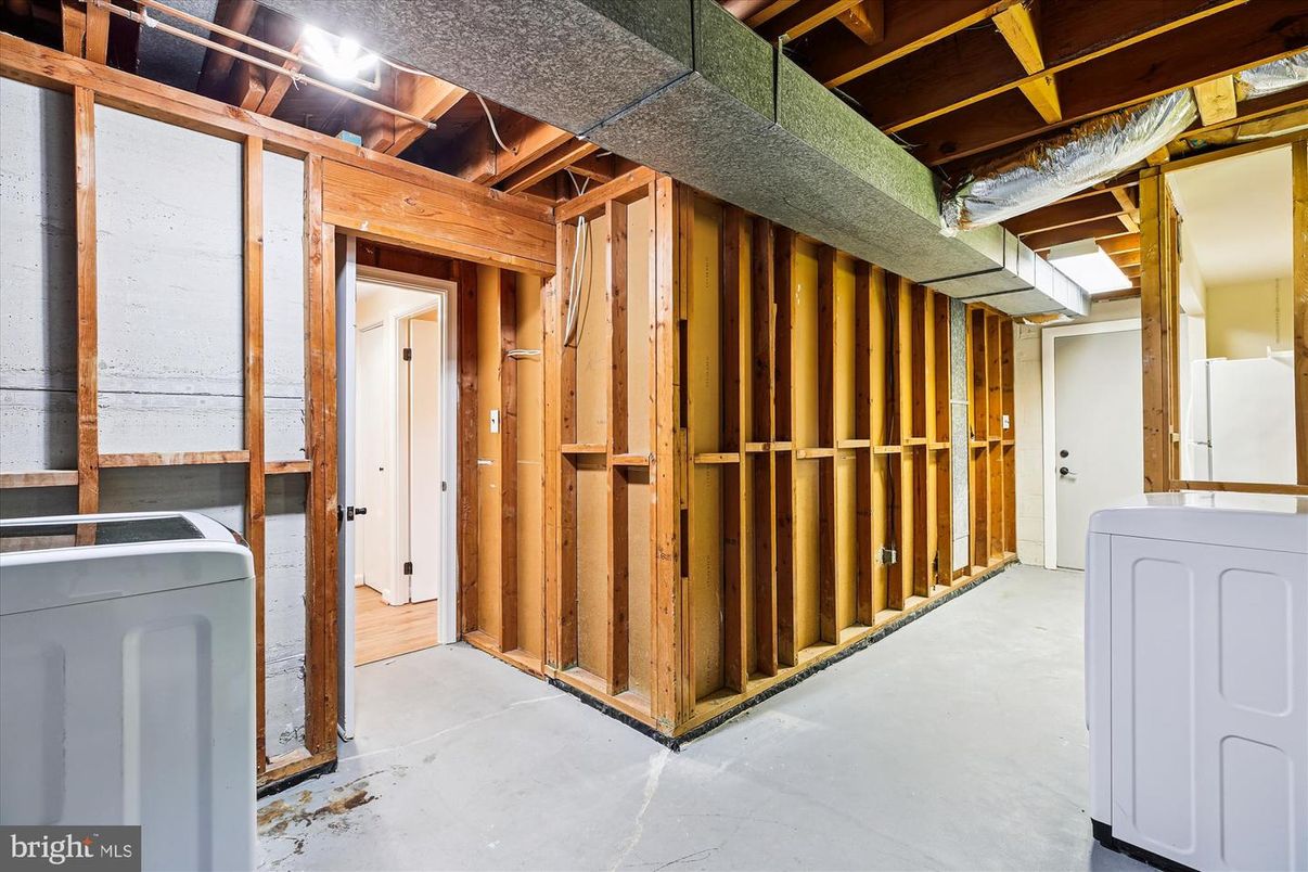 Interior, Washer, Wooden Beams