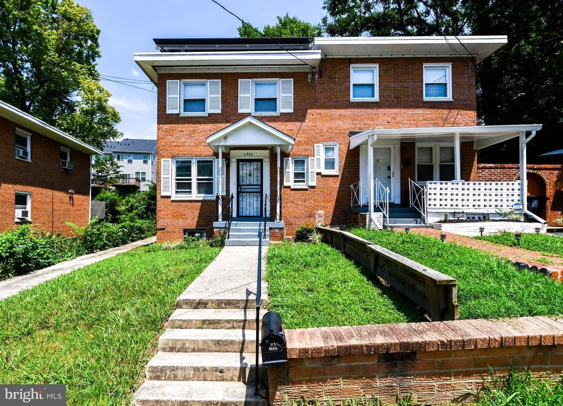 Exterior, Facade, Brick Facade, American Foursquare