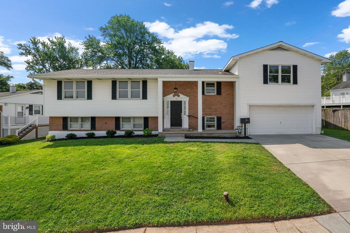 Attached, Exterior, Facade, Brick Facade, Raised Ranch