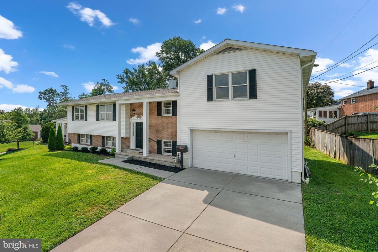 Attached, Exterior, Facade, Brick Facade, Raised Ranch