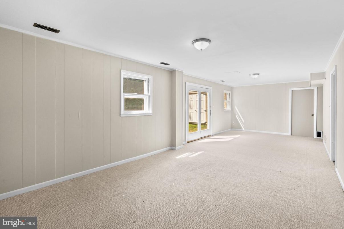 Empty room, Interior