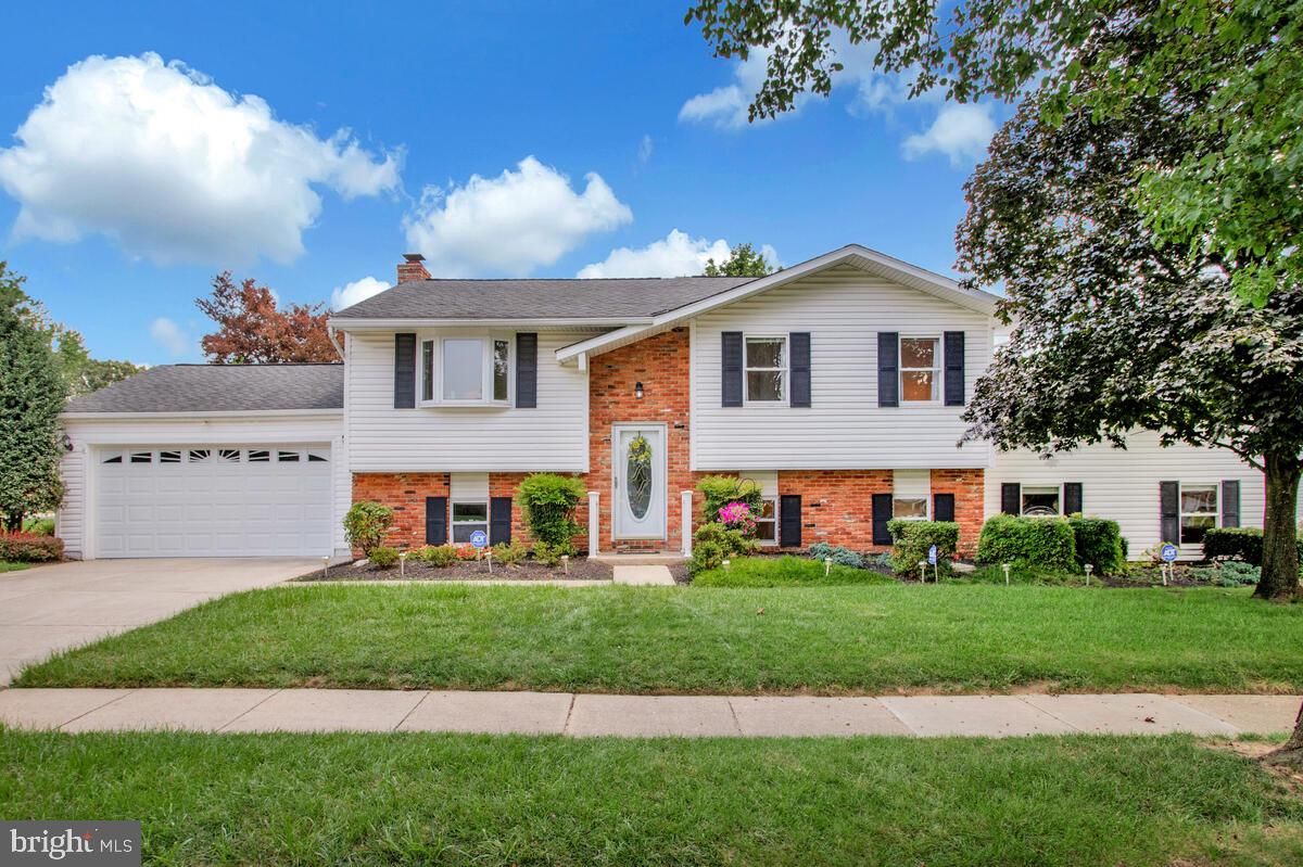 Attached, Exterior, Facade, Brick Facade, Raised Ranch